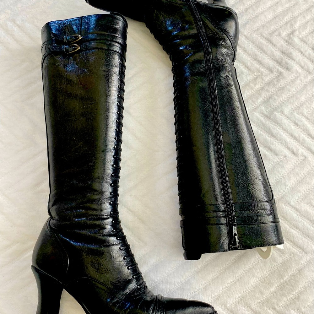 Military style knee height leather boots, with zipper on the side.